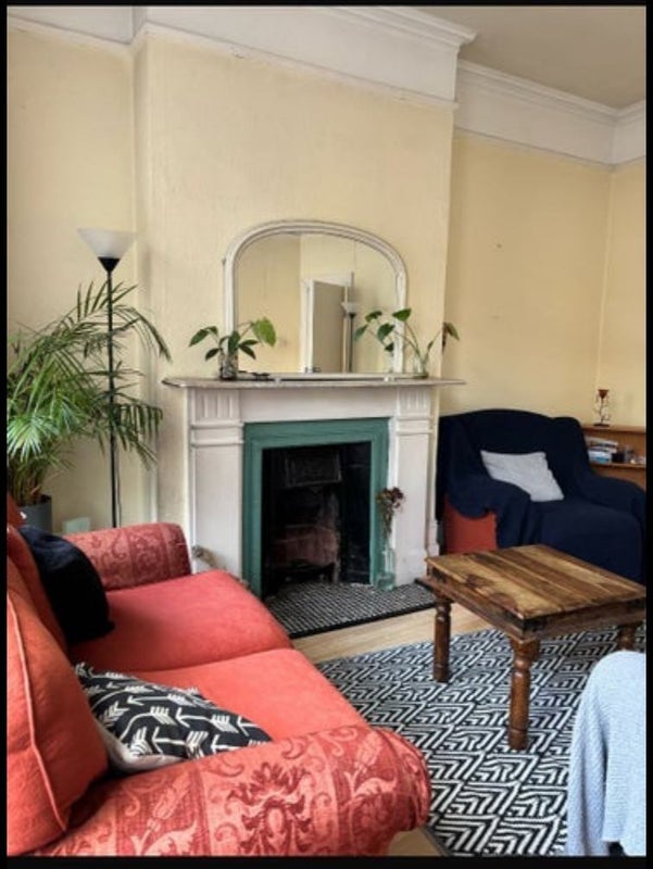 Room North End Road in Greater London