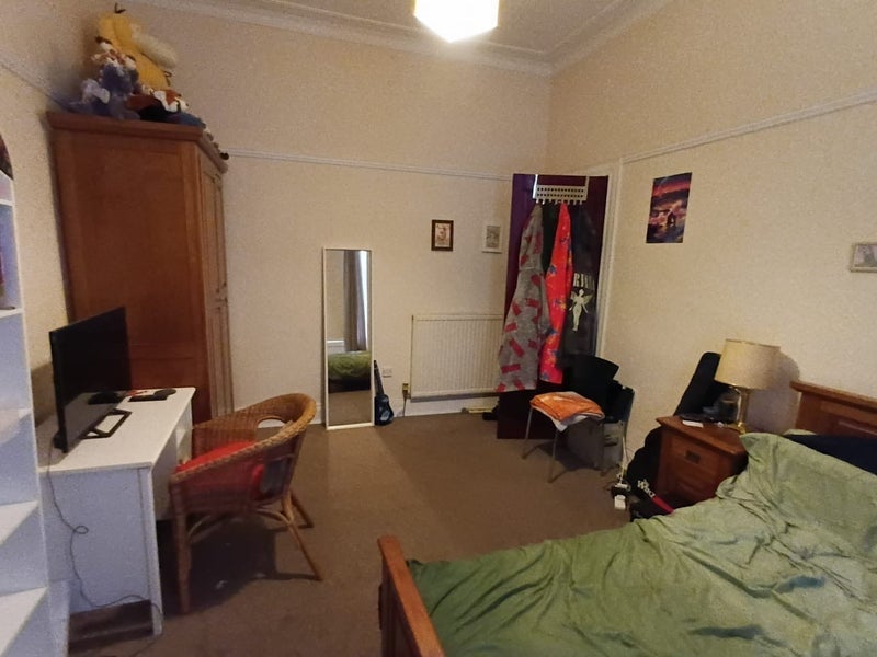 Room Novar Drive in Glasgow