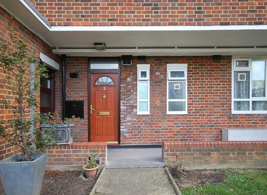 Flat Lancaster Court in Greater London
