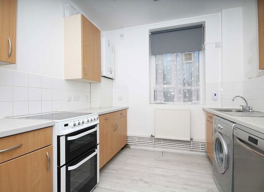 Flat Lancaster Court in Greater London