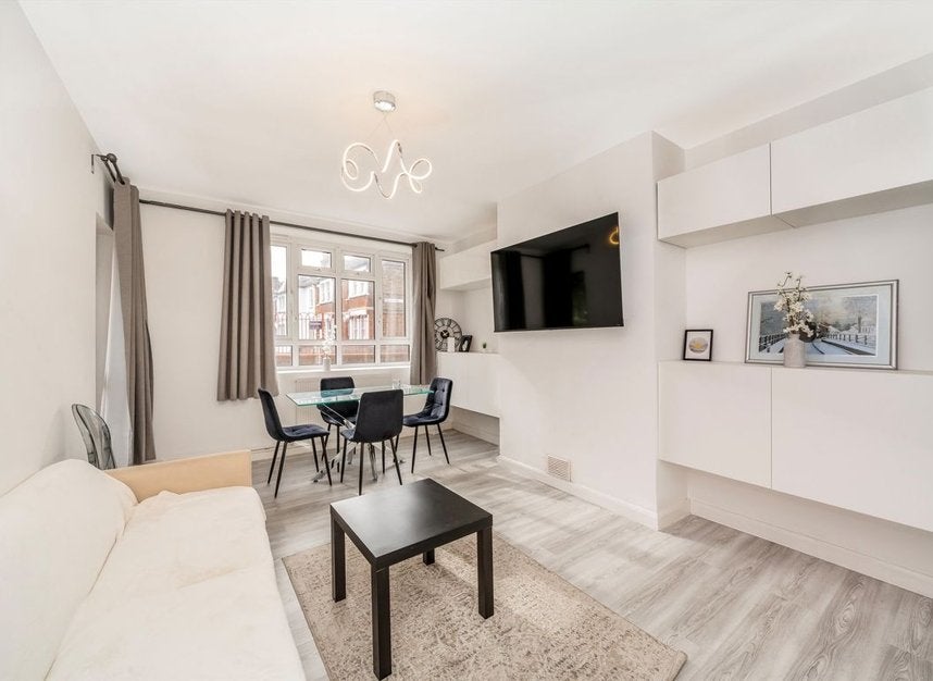 Flat Lancaster Court in Greater London
