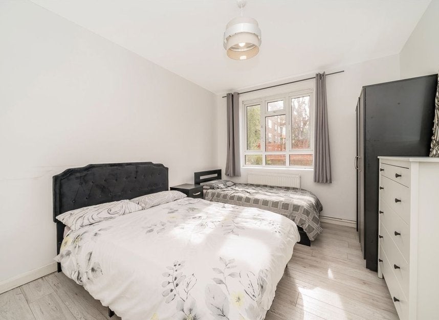 Flat Lancaster Court in Greater London
