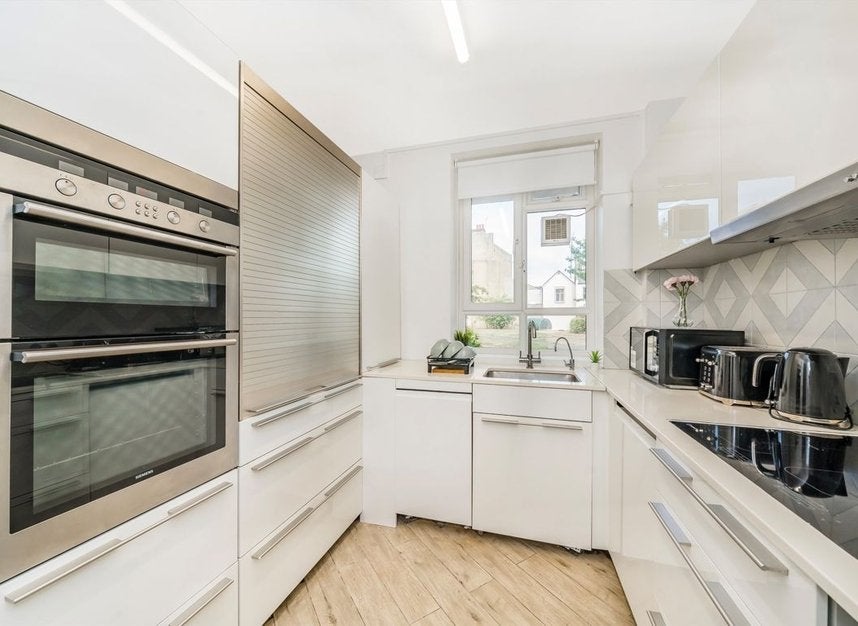 Flat Lancaster Court in Greater London
