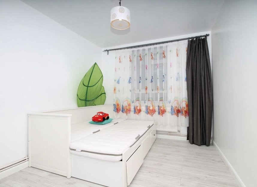 Flat Lancaster Court in Greater London