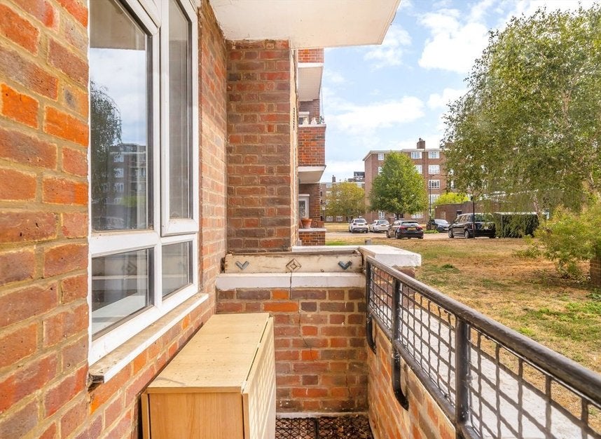 Flat Lancaster Court in Greater London