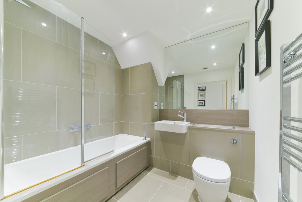 Flat Hyde Lane in Greater London
