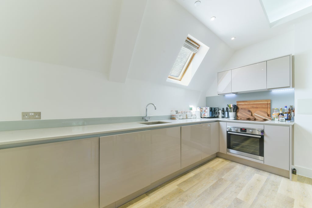 Flat Hyde Lane in Greater London
