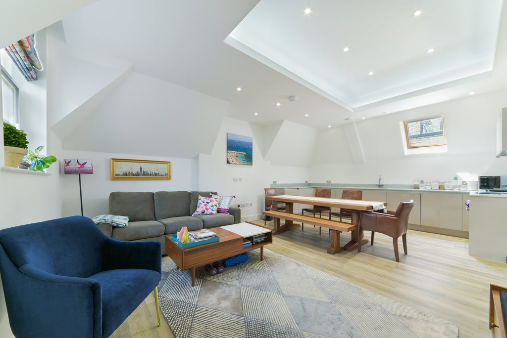 Flat Hyde Lane in Greater London