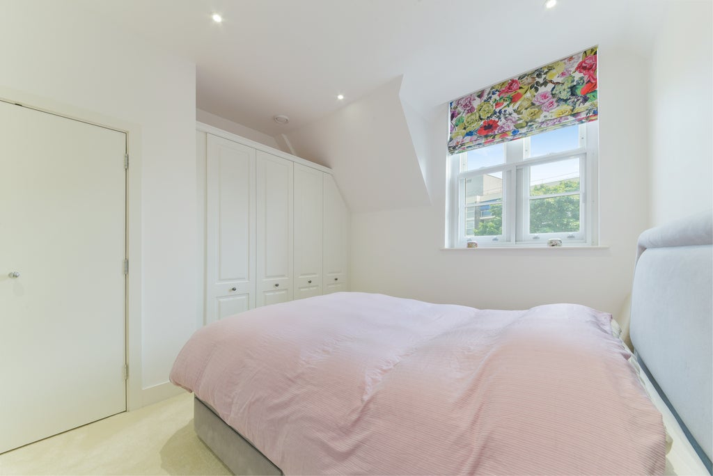 Flat Hyde Lane in Greater London