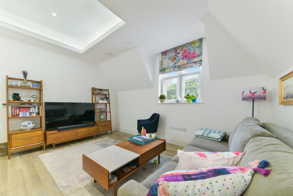 Flat Hyde Lane in Greater London