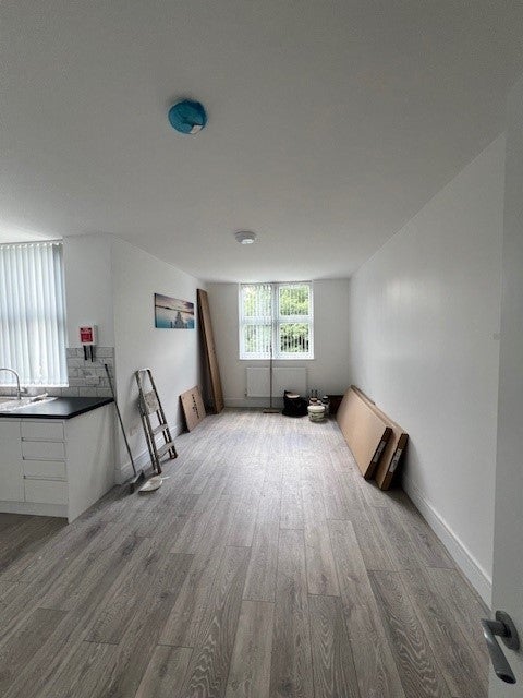 Flat Pembury Road in Greater London