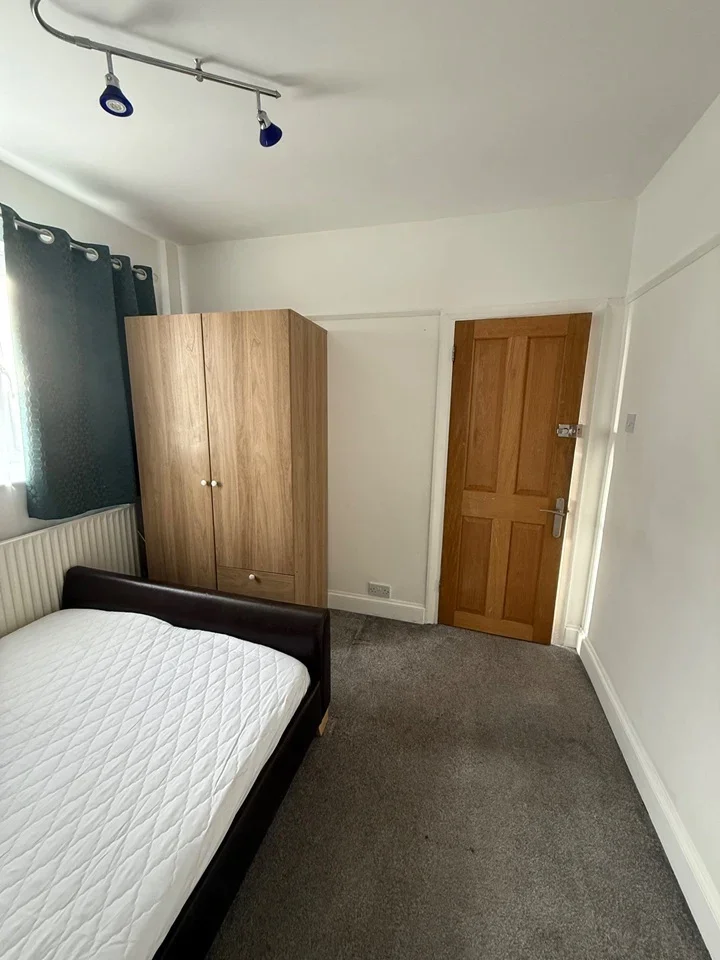Room Oldstead Road in Greater London