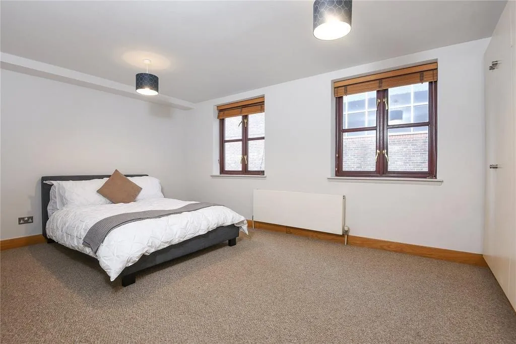 Flat Reardon Street in Greater London