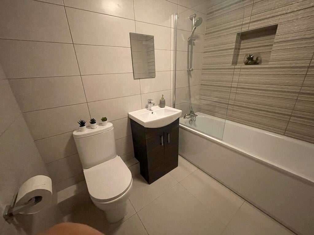 Flat Ewell Road in Greater London