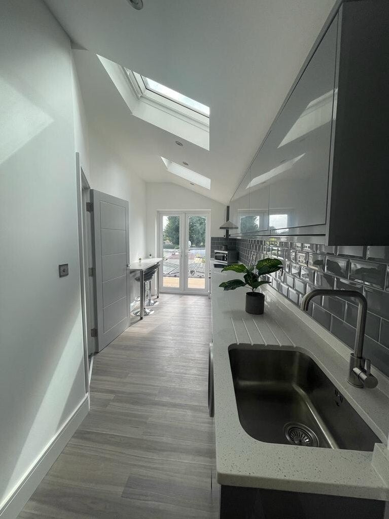 Flat Ewell Road in Greater London