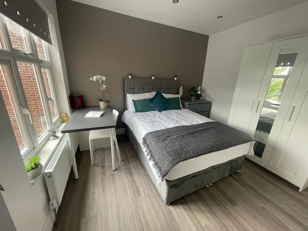 Flat Ewell Road in Greater London