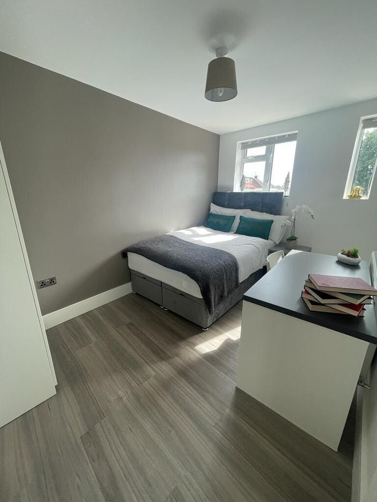 Flat Ewell Road in Greater London