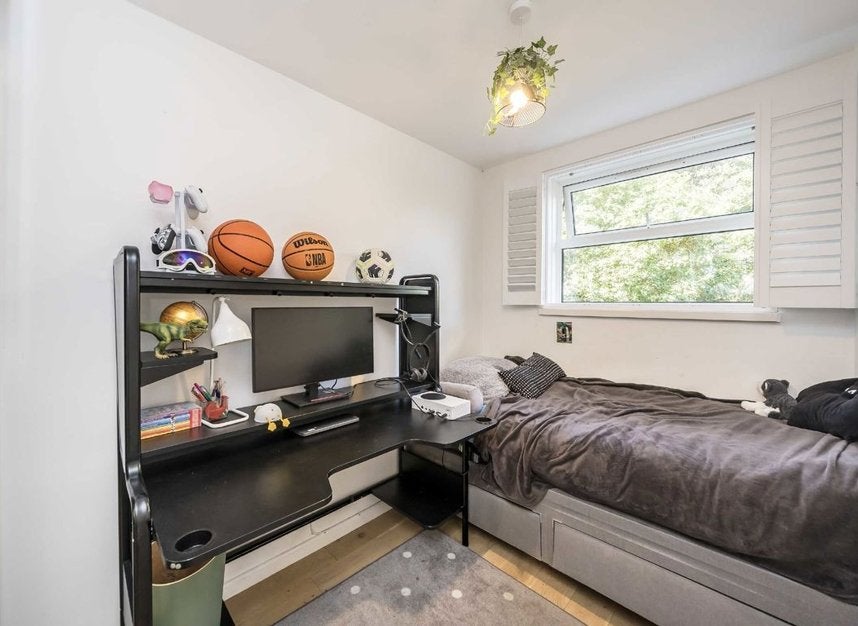 Flat Spencer Park in Greater London