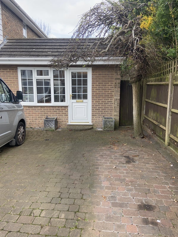 Flat Robin Hill Drive in Greater London