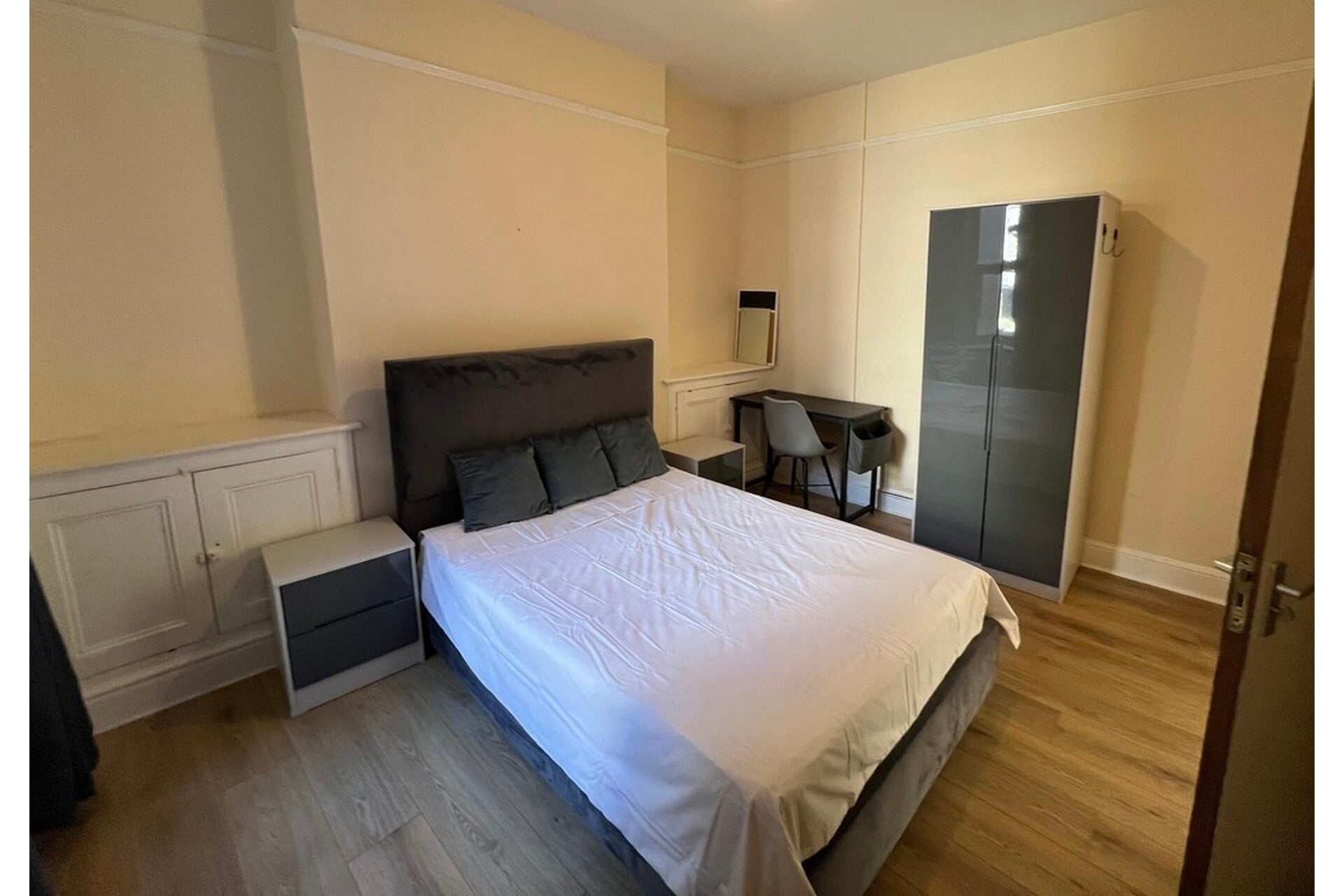 Flat Calvert Terrace in Swansea