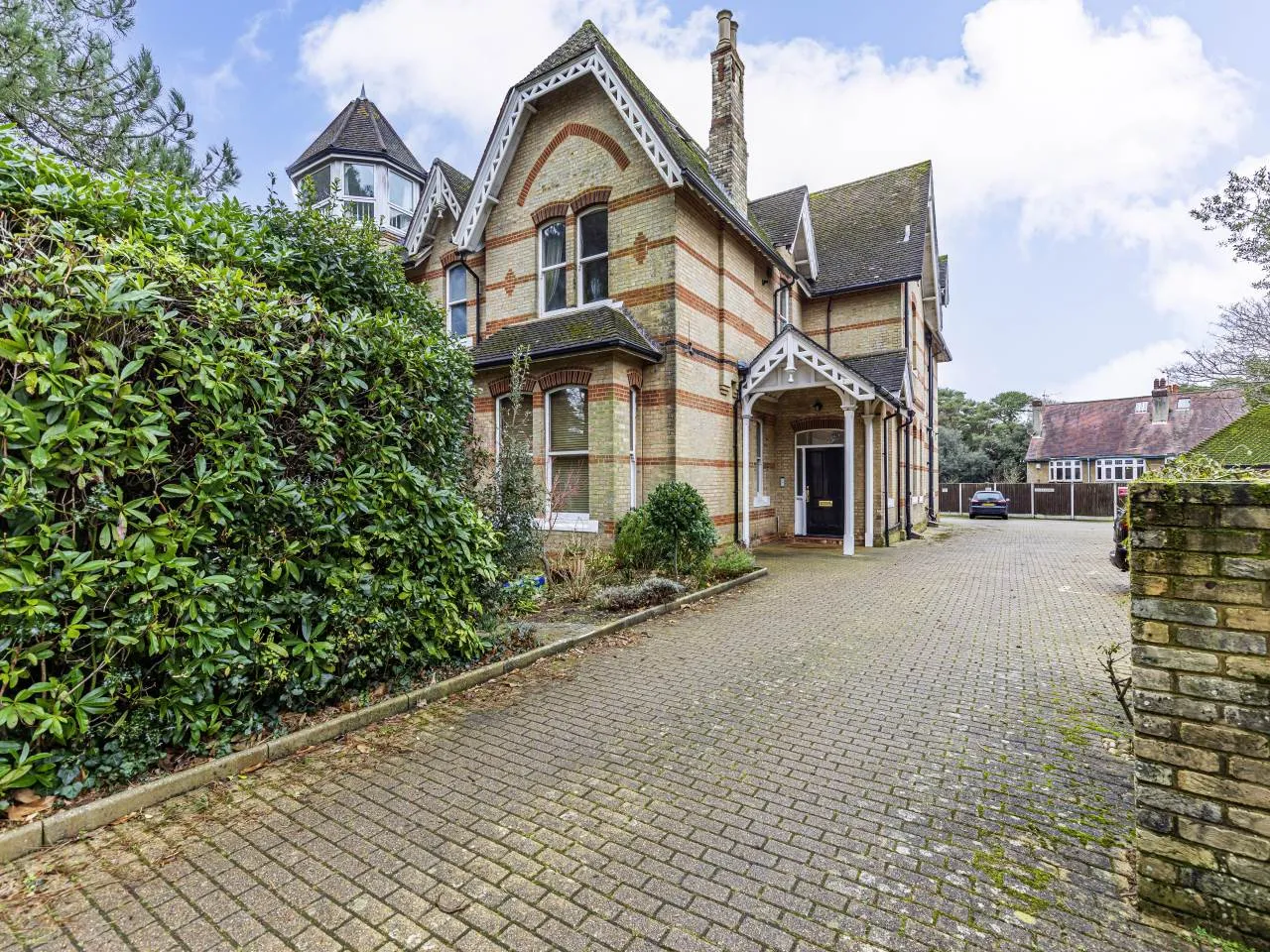 Flat Manor Road in Greater London