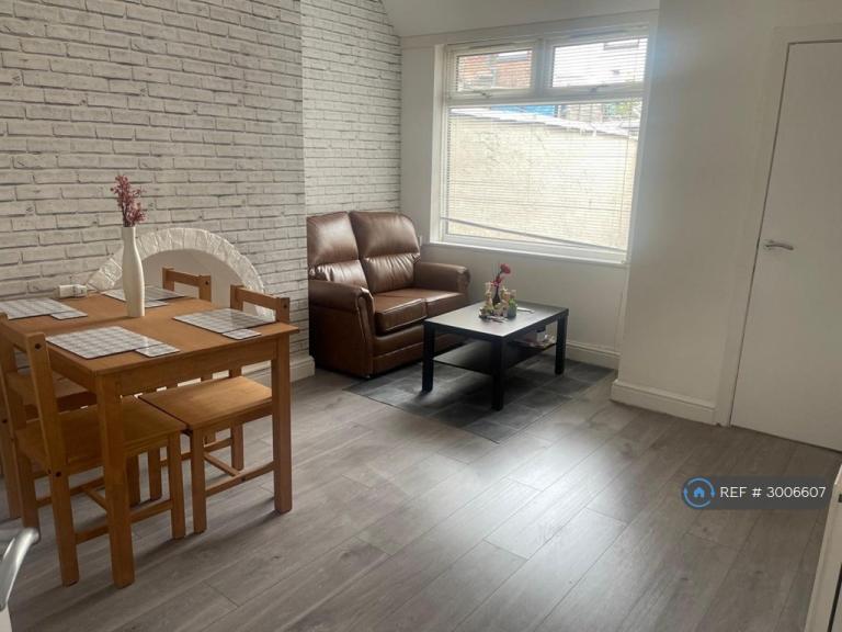 Room Mossley Road in Tameside