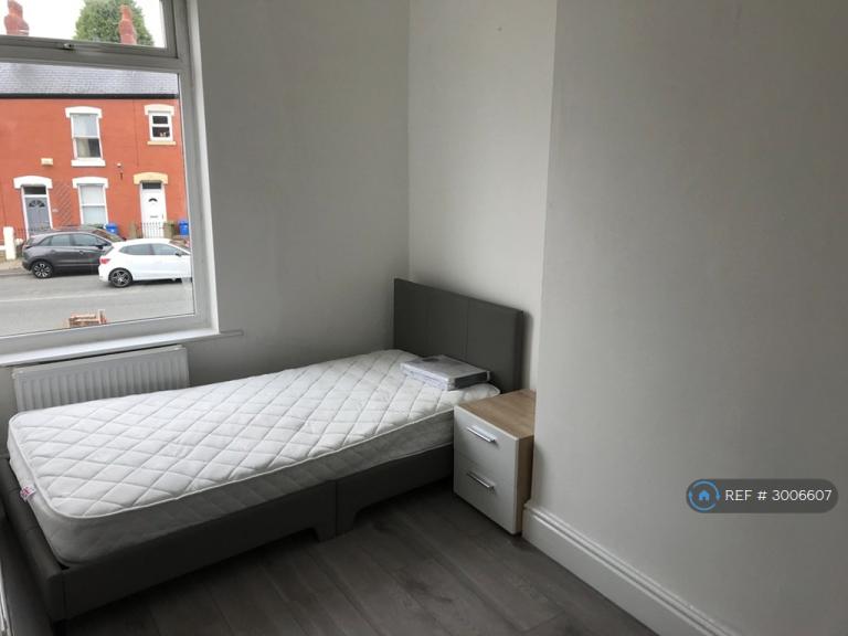 Room Mossley Road in Tameside
