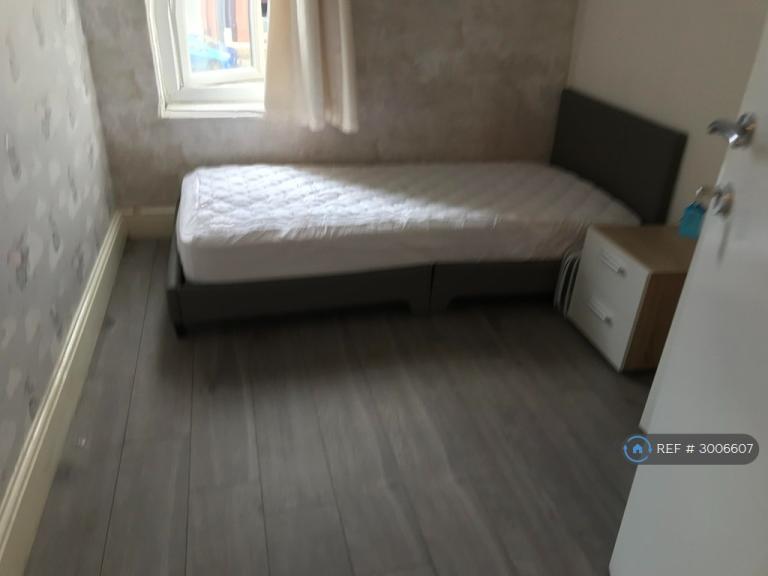 Room Mossley Road in Tameside