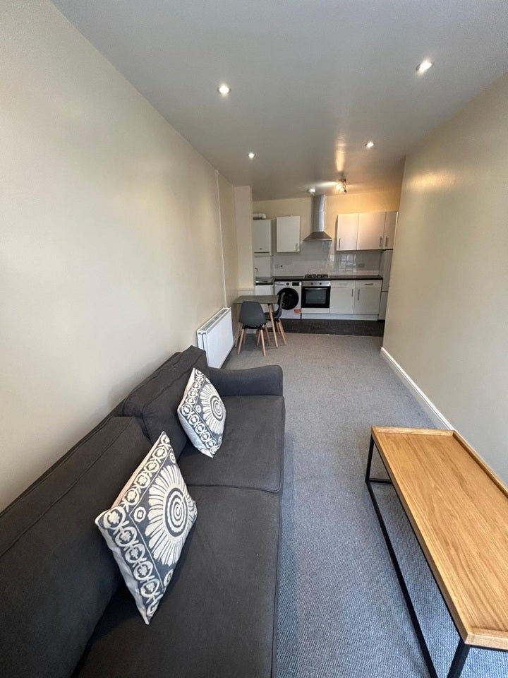 Flat Ravenswood Road in Greater London