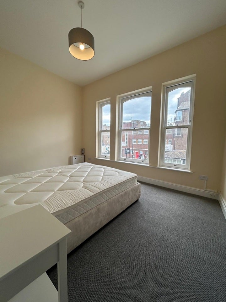 Flat Ravenswood Road in Greater London