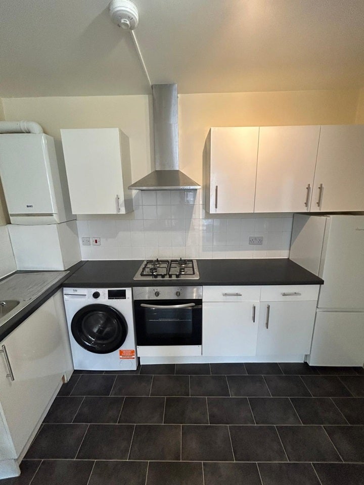 Flat Ravenswood Road in Greater London
