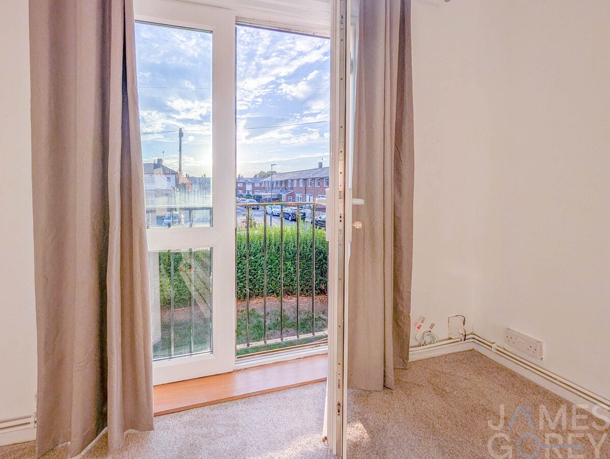 Flat Ampleforth Road in Greater London