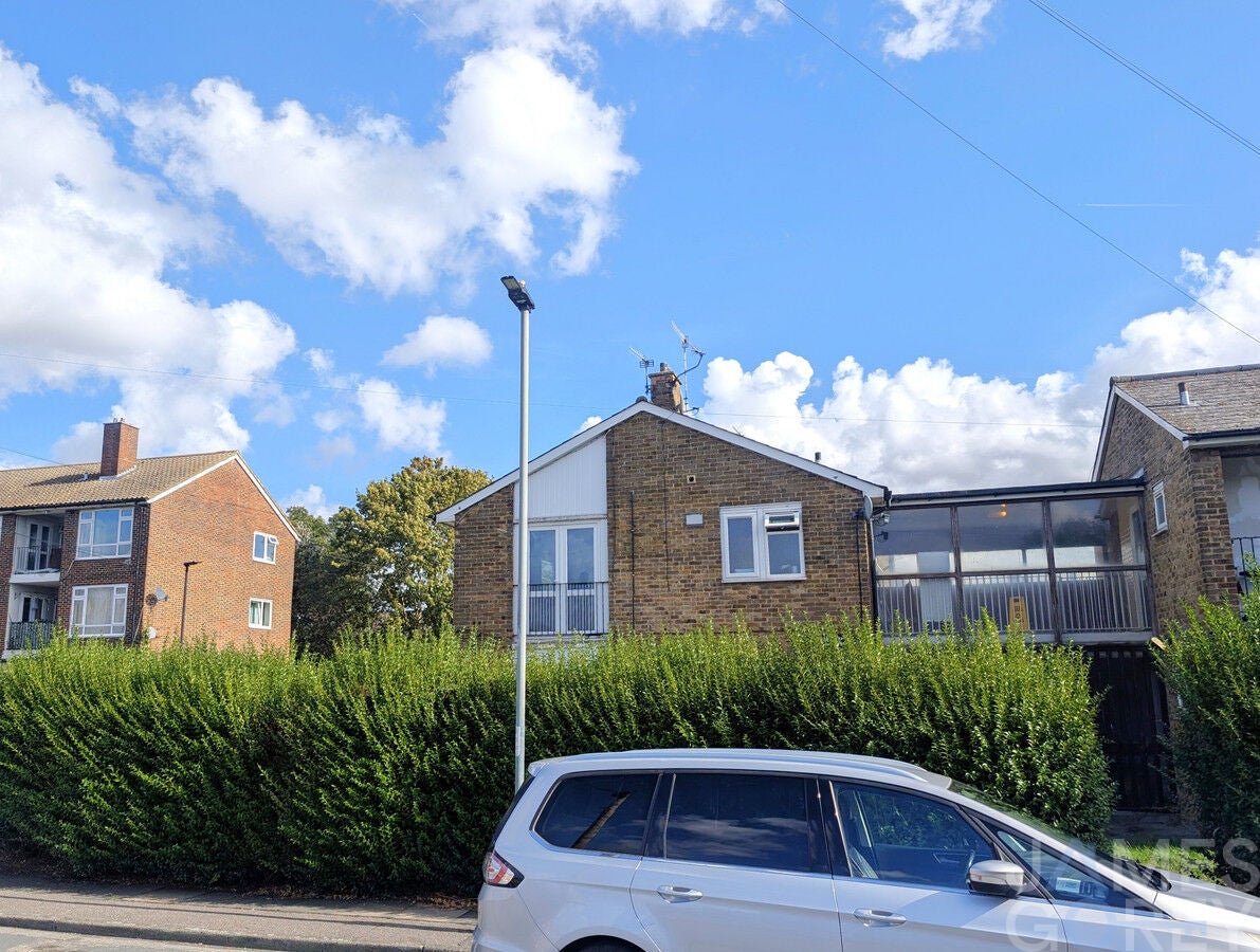 Flat Ampleforth Road in Greater London
