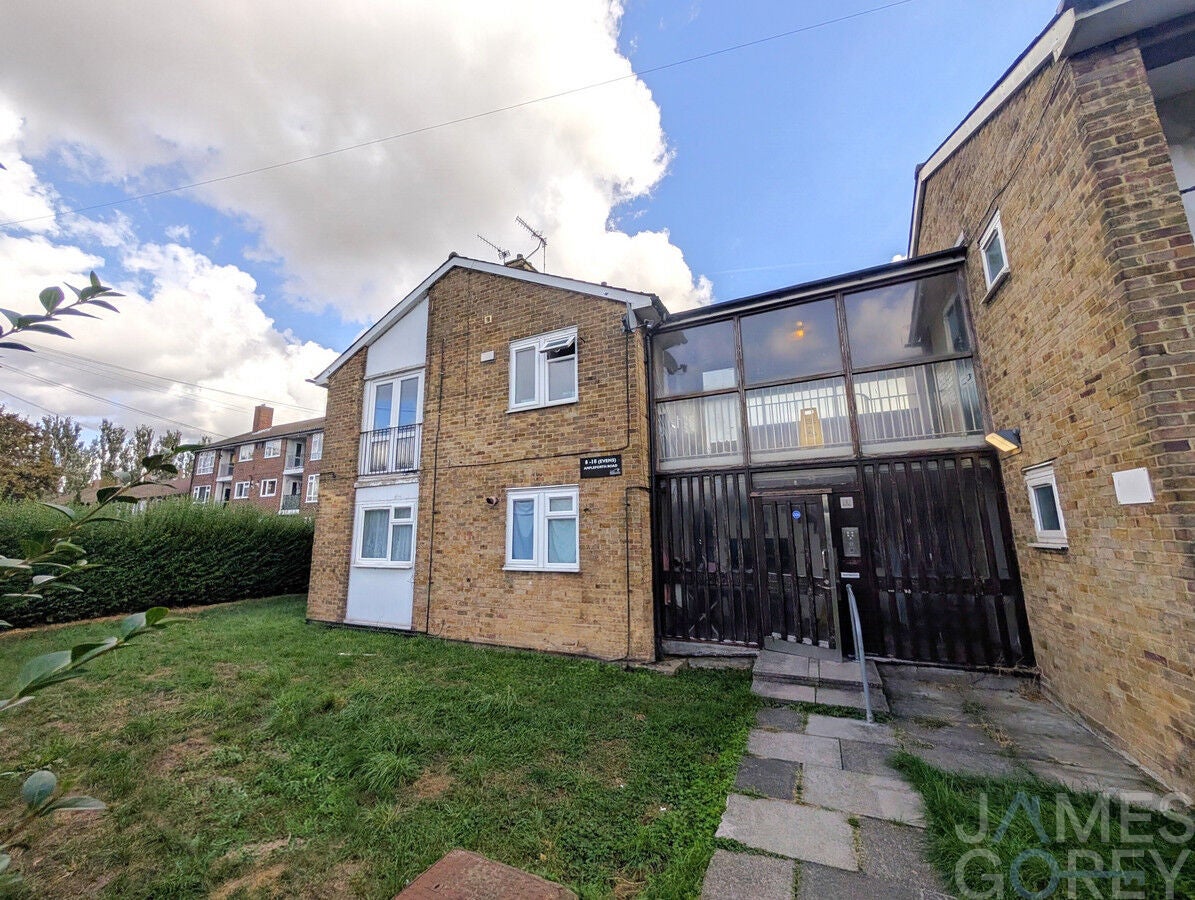 Flat Ampleforth Road in Greater London