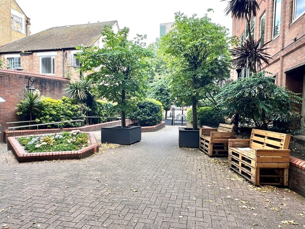 Flat Staines Road in Greater London