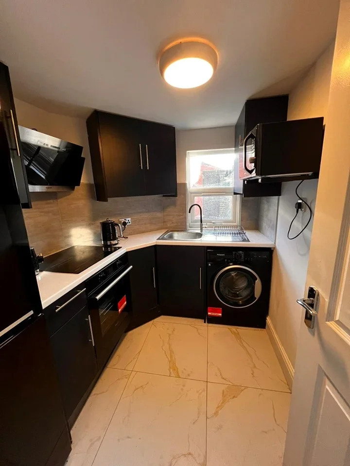 Room Commercial Road in Greater London