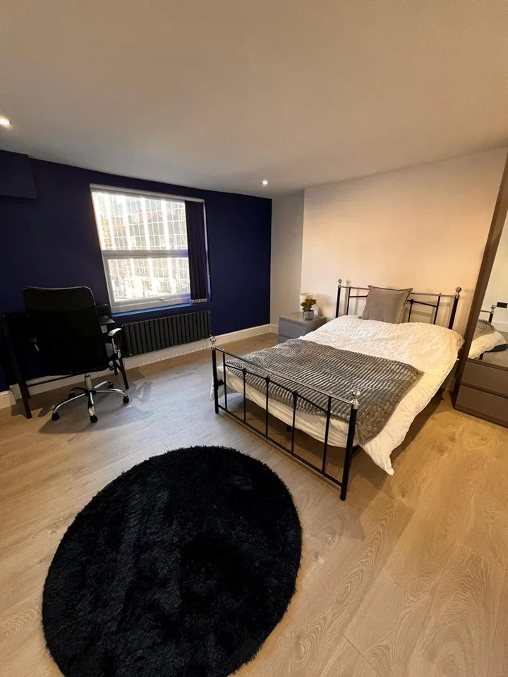 Room Commercial Road in Greater London