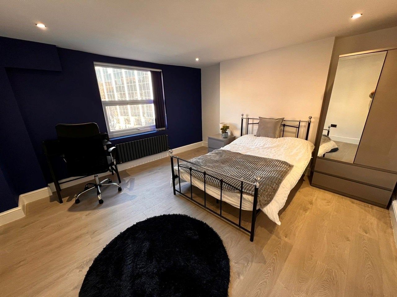 Room Commercial Road in Greater London