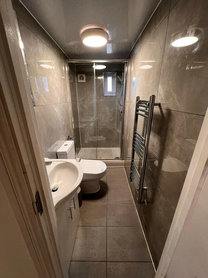 Room Commercial Road in Greater London