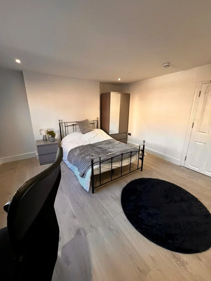 Room Commercial Road in Greater London
