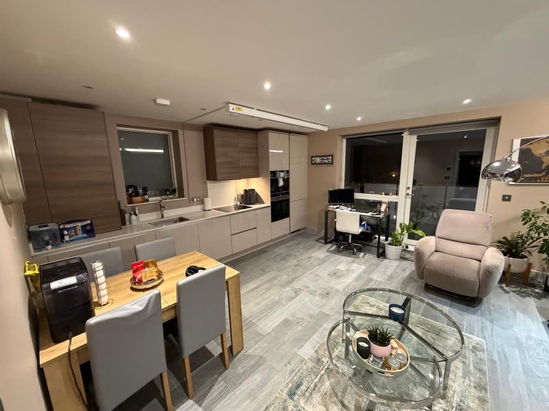 Flat Hillbrow Road in Greater London