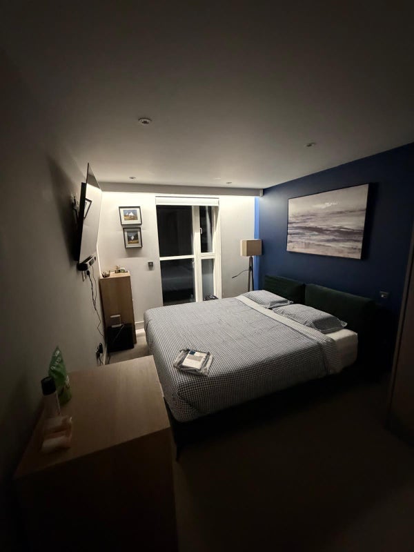Flat Hillbrow Road in Greater London