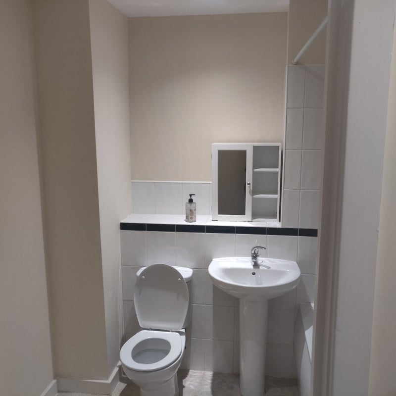 Room Kaber Court in Liverpool
