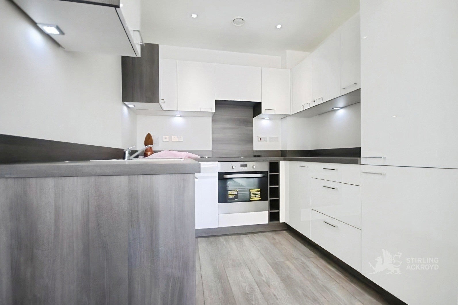 Flat Cabot Close in Greater London