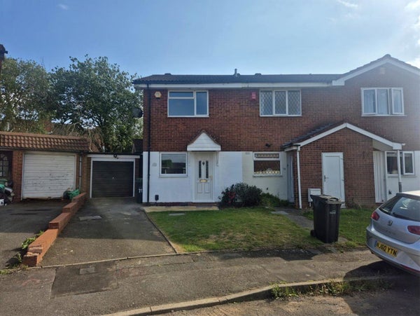 Flat Clifton Road in Halesowen
