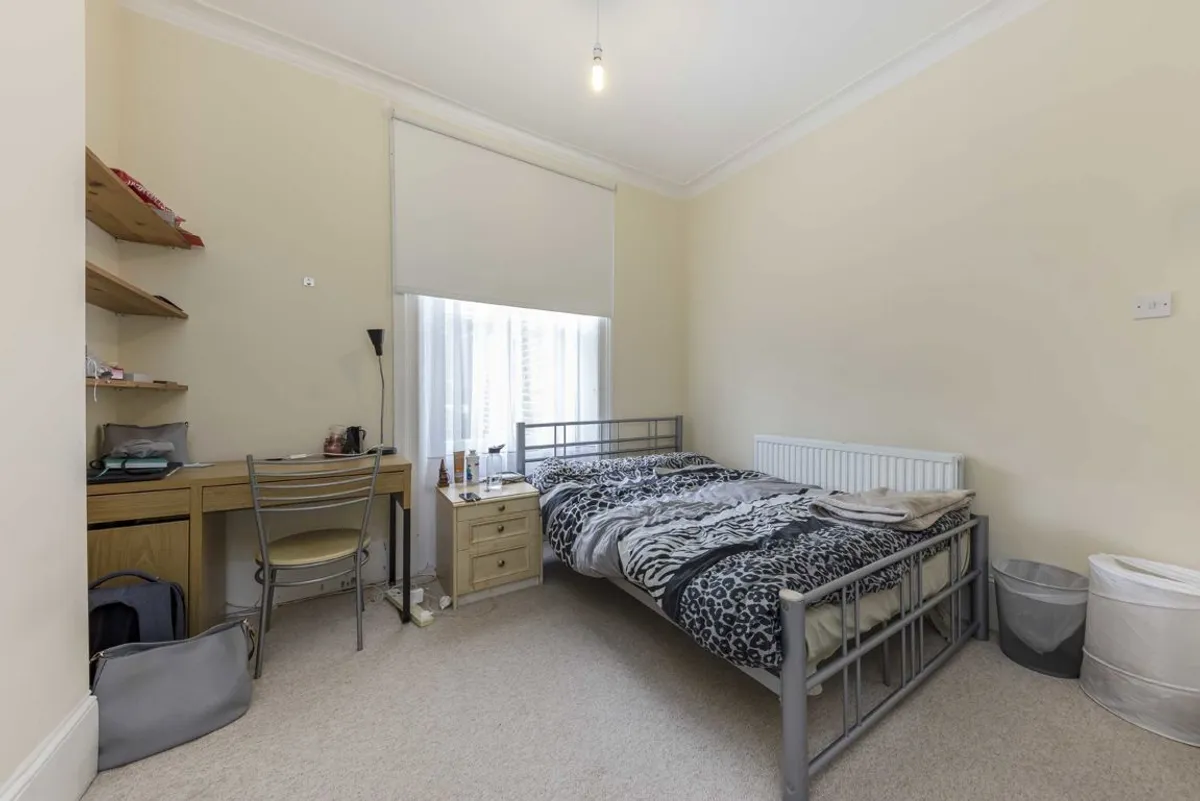 Flat Coningham Road in Greater London