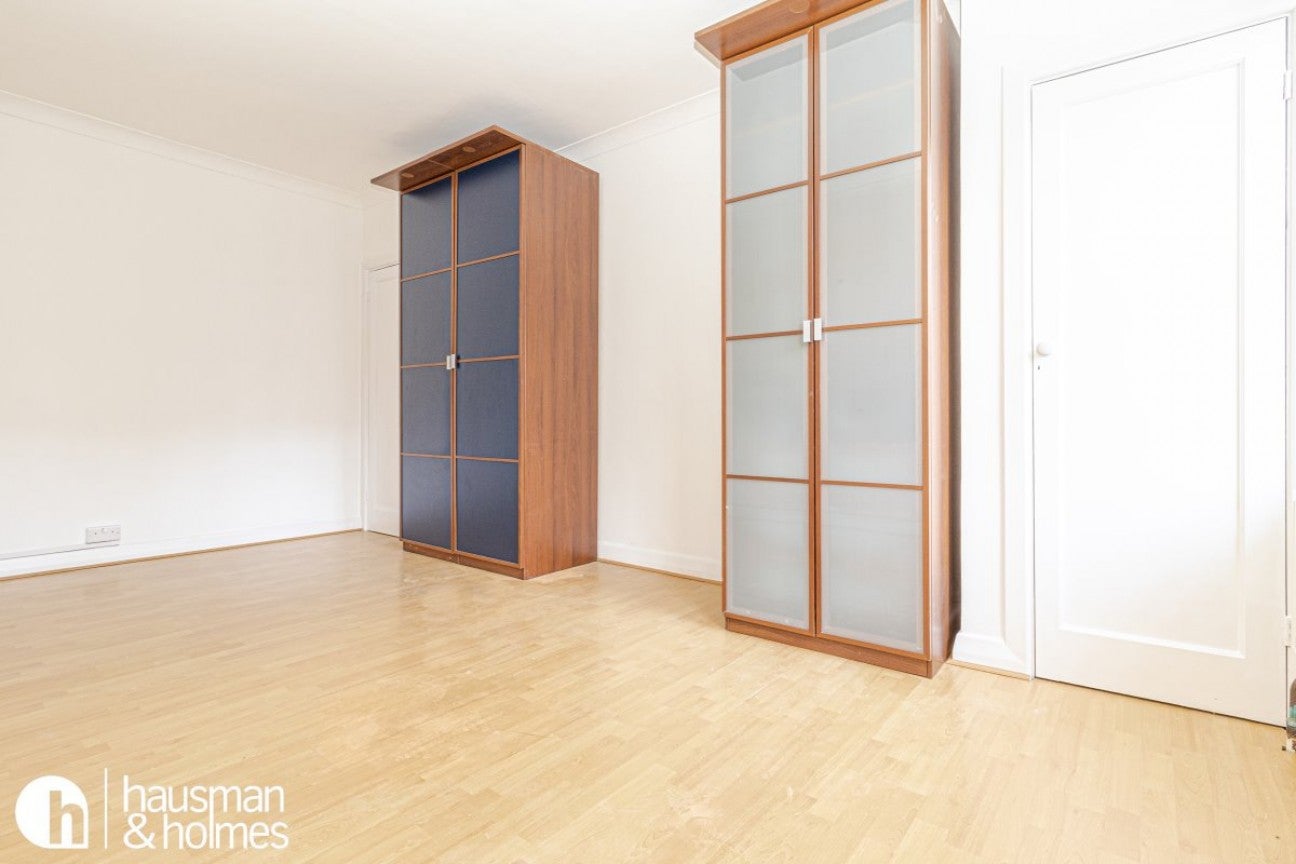 Flat Vane Close in Greater London
