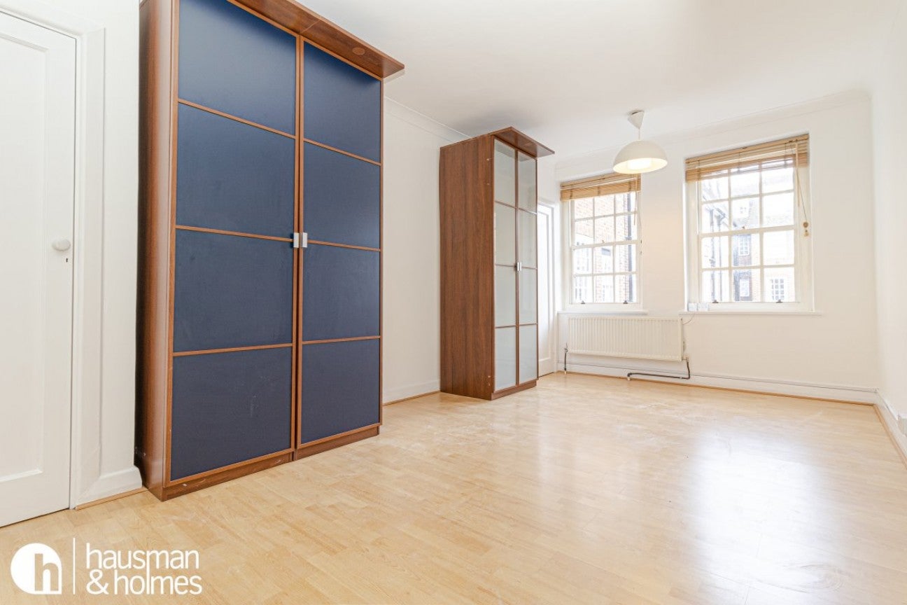 Flat Vane Close in Greater London