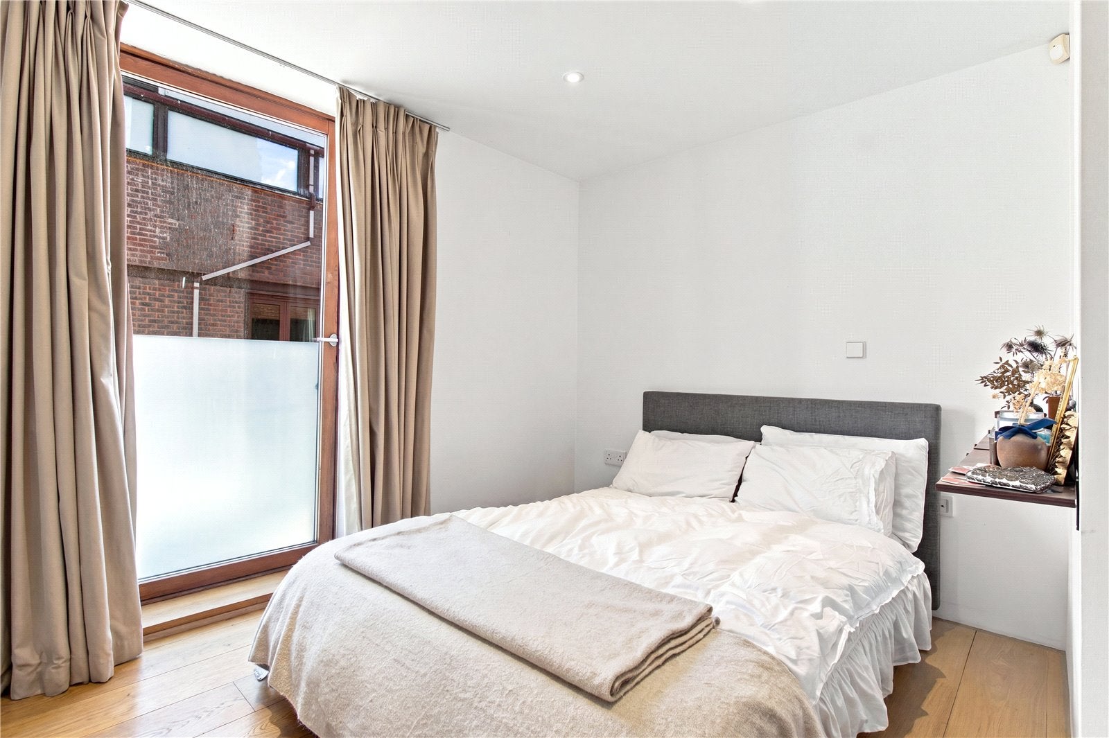 Flat King's Mews in Greater London