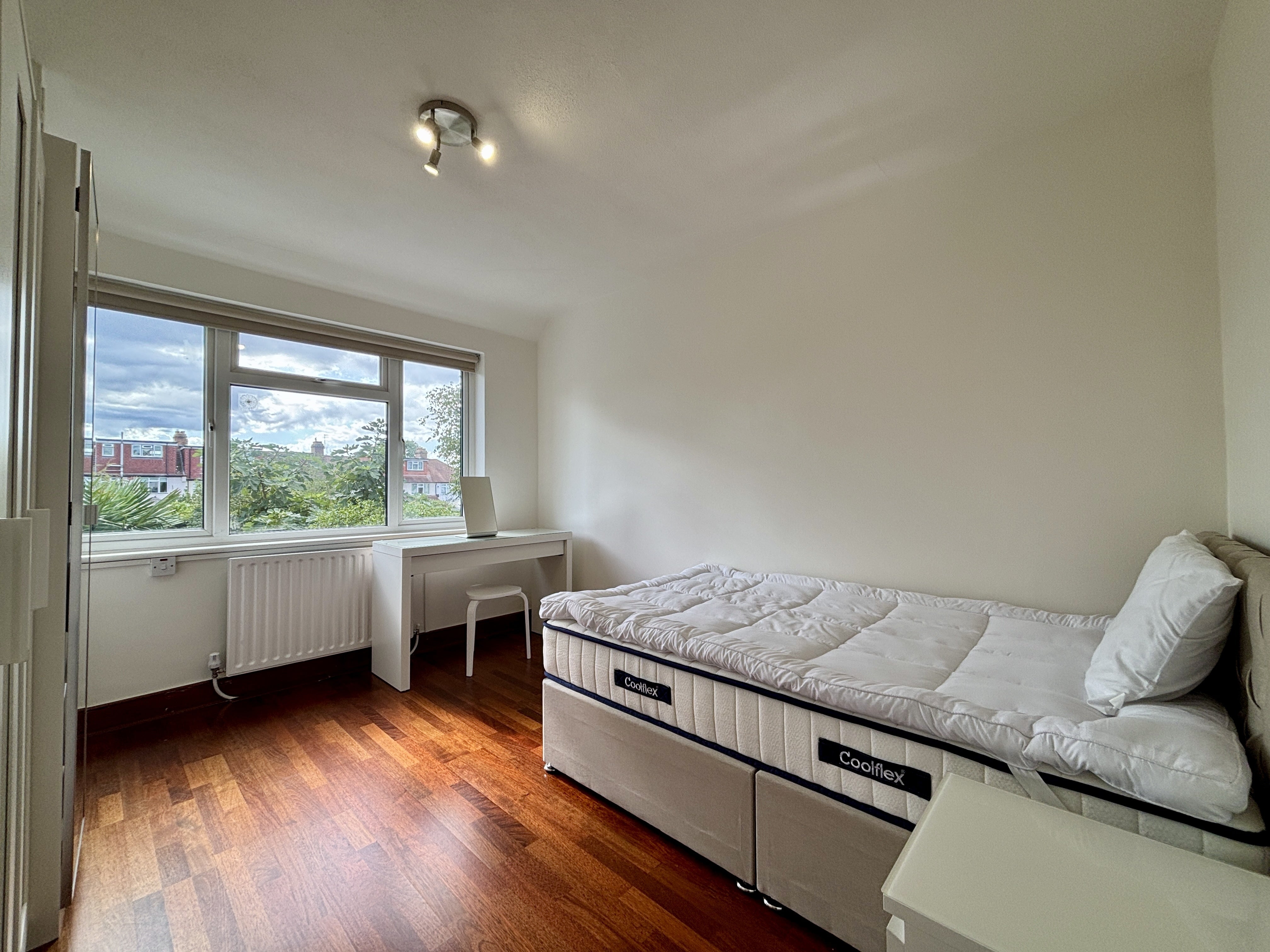 Flat Aviemore Way in Greater London